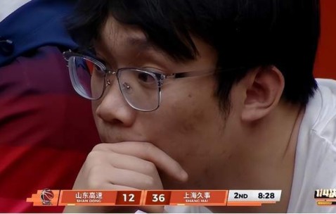 九游-丁彦雨航现身高速大球场，山东男篮半场惨败26分，邱彪引援真离谱